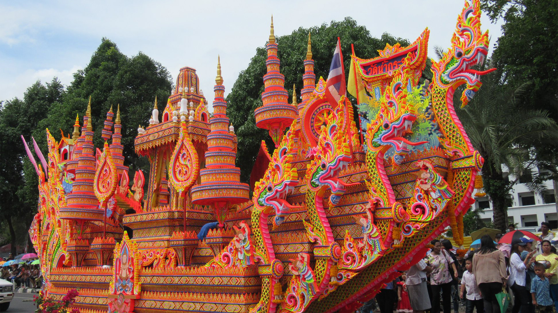 Chak Phra and Tak Bat Thewo Tradition