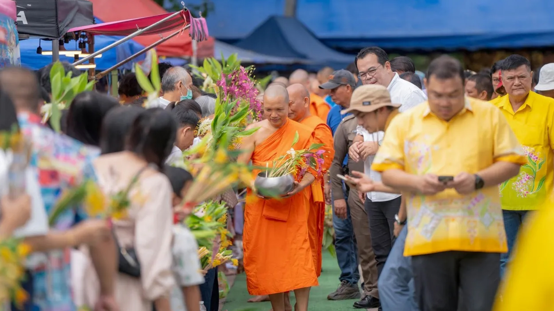 Tak Bat Dok Mai (Floral Alms Offering) Tradition