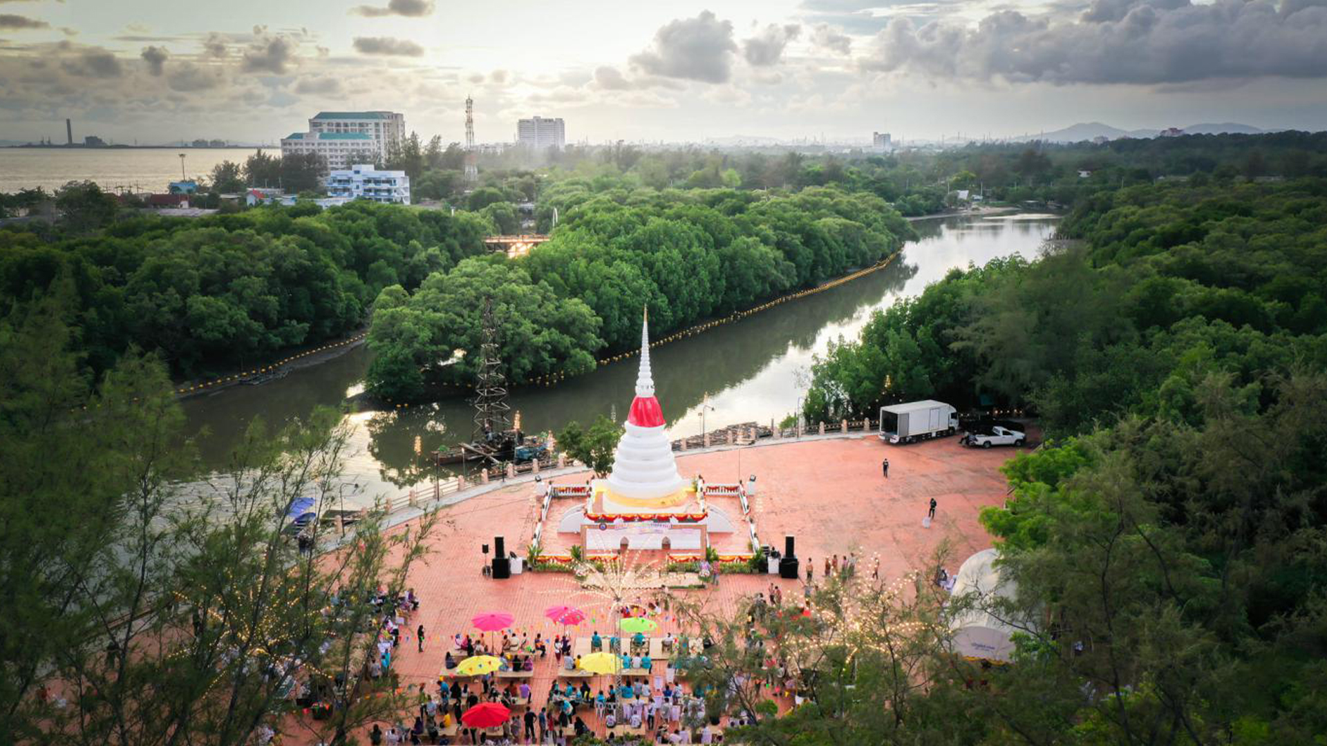 Phra Chedi Klang Nam Robe Offering Festival